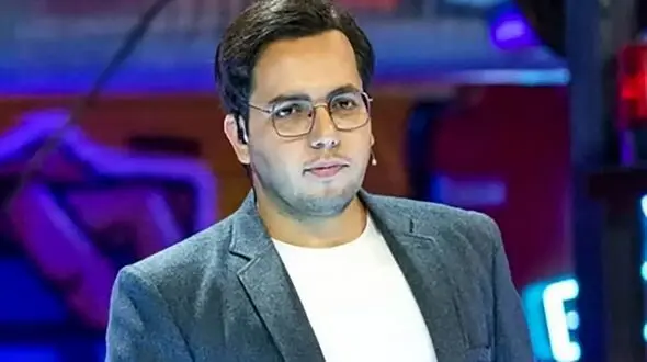 جشن تولد ساده و خلوت حامد سلطانی، مجری ویژه برنامه سال تحویل همراه یک کیک شیک در خانه اش+عکس