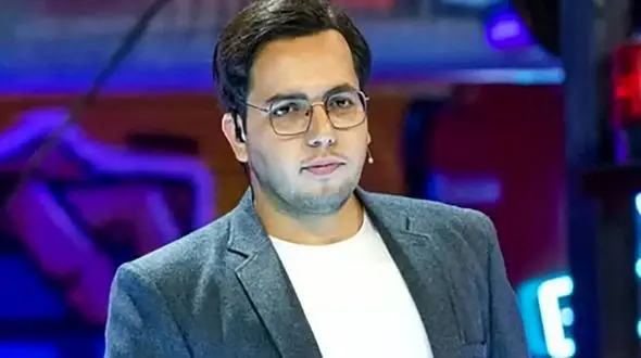 جشن تولد ساده و خلوت حامد سلطانی، مجری ویژه برنامه سال تحویل همراه یک کیک شیک در خانه اش+عکس