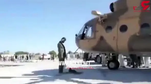 نماز خواندن خلبان هلی کوپتر سپاه در سیل زده سیستان و بلوچستان + فیلم