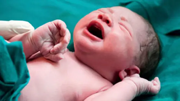 عملیات انتقال مادر باردار و نوزاد بد حال در روستای پشیکلو بستان‌آباد + فیلم 