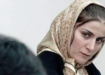 یتمسخر شعرهای شهلا جاهد در دادگاه توسط ناصر محمدخانی ! / نامه تند شهلا از زندان / ریشه عشق خیس شدن دو دلدار در زیر باران نیست عشق این است که من چترم را به روی دلدار بگیرم و او نبیند و هرگز نفهمد که چرا در زیر باران خیس نشد