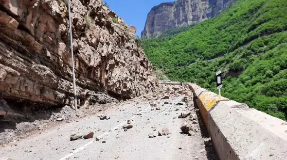 ریزش کوه روی چند خودرو در جاده کندوان