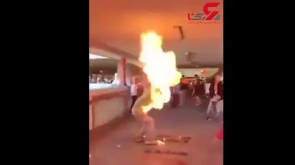 لحظه زنده زنده آتش زدن معترض هنگ کنگی+ فیلم