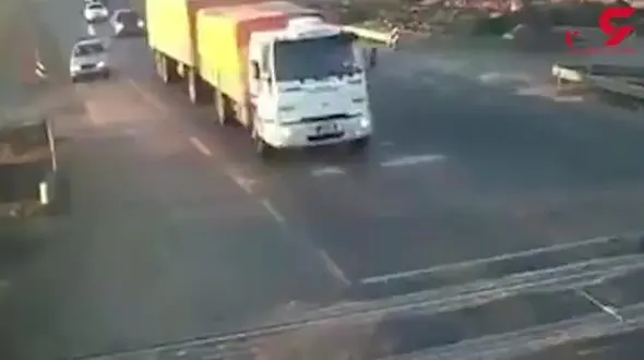 فیلم لحظه تصادف وحشتناک قطار و کامیون 