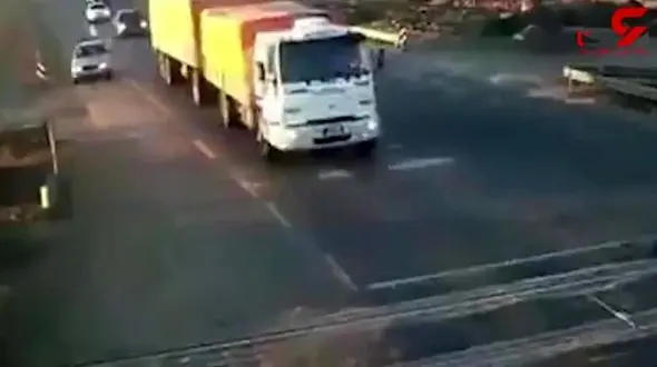 فیلم لحظه تصادف وحشتناک قطار و کامیون 