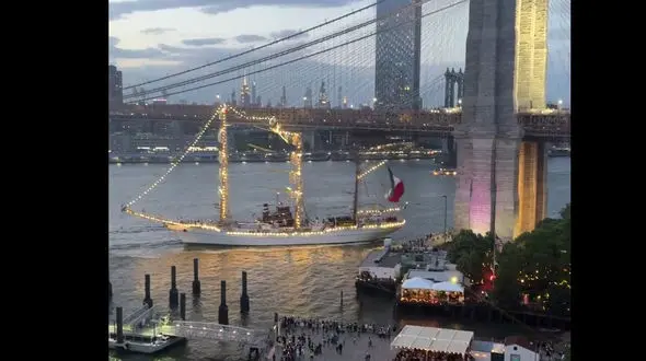 زخمی شدن ۲۰ نفر بر اثر برخورد کشتی مکزیکی به پل بروکلین در نیویورک