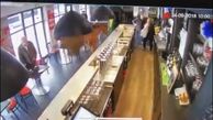فیلم یورش اسب به رستوران/ مشتری های وحشت زده از سر غذا بلند شدند