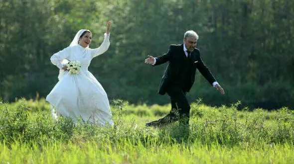 وقتی بازیگر زن ایرانی با لباس عروسی به دنبال شوهرش می افتد! + عکس