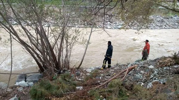 سقوط مرد ۳۱ ساله به رودخانه کرج/عملیات امداد ناتمام ماند+ عکس