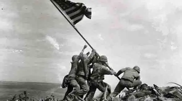 تصویر ویرانه های جنگ زیر گام های سربازان آلمانی