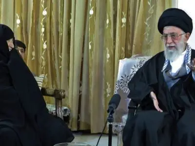 عکس رهبر شهید و همسر شهیدش / رهبری: همسرم یک قطعه زر و زیور و حتی یک انگشتر معمولی هم ندارد / مقداری از خانه پدری آورده بود که همه آنها را...