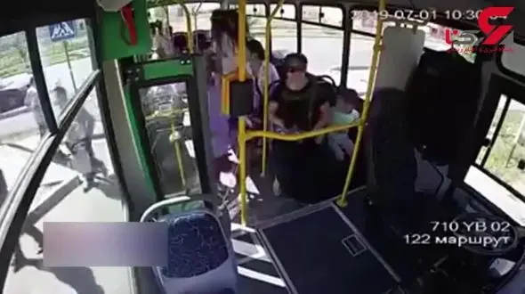 صحنه وحشتناک پرش مادر و فرزند از اتوبوس برای نجات جان خود +فیلم