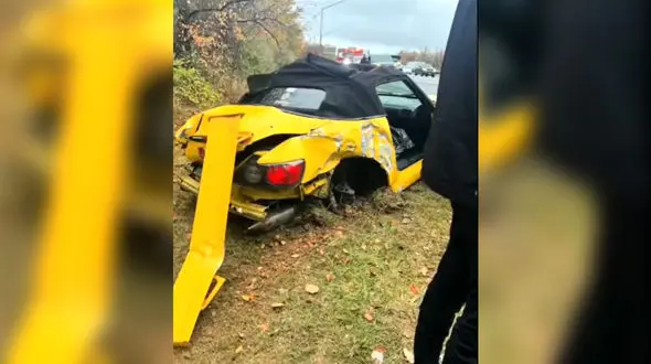 ببینید / منحرف شدن یک خودرو سوپراسپرت در جاده خیس و لغزنده