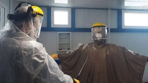 مرهمی بر داغ خانواده‌های عزادار/ مردان و زنان گمنام در تنهایی کرونایی ها را غسل می دهند + عکس