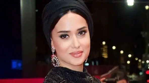 عکس ها / معماری خلاقانه؛ چیدمان متین و موقر خونه پریناز ایزدیار که مثل شخصیتش میمونه کلاس بالا 