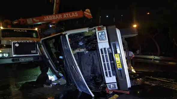 واژگونی دستگاه بونکر در اتوبان مدرس  + عکس