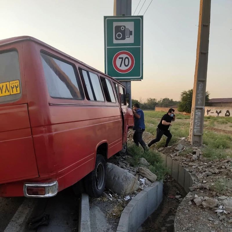  برخورد مینی بوس با تابلوی راهنما