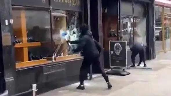 سرقت عجیب یک دزد از ساعت فروشی لوکس در روز روشن