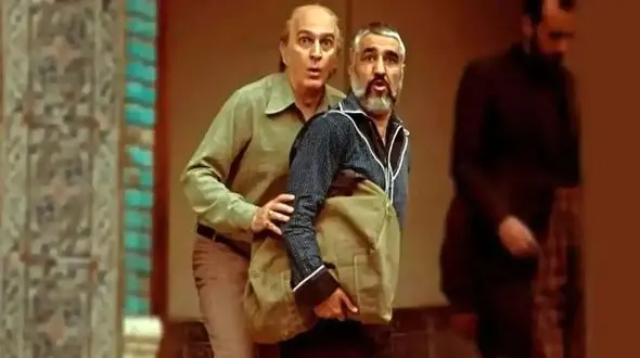 فیلم / ادای احترام پژمان جمشیدی به بیژن بنفشه‌خواه در مراسم اکران فیلم قسطنطنیه 