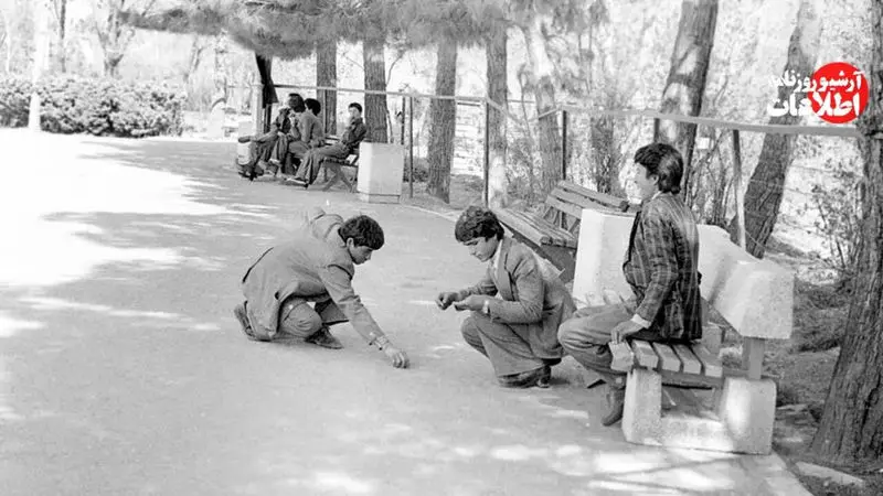 با خروج محمدرضا پهلوی و فرح دیبا از کشور در ۲۶ دی ۱۳۵۷ روند حوادث انقلاب اسلامی به سمت پیروزی سرعت بیشتری گرفت. مجموعه عکس‌هایی از روزهای ۲۶ و ۲۷ دی ۱۳۵۷ تماشا کنید که از نقاط مختلف تهران بعد از خروج شاه برداشته شده. 