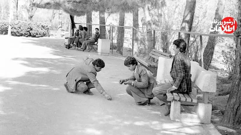 با خروج محمدرضا پهلوی و فرح دیبا از کشور در ۲۶ دی ۱۳۵۷ روند حوادث انقلاب اسلامی به سمت پیروزی سرعت بیشتری گرفت. مجموعه عکس‌هایی از روزهای ۲۶ و ۲۷ دی ۱۳۵۷ تماشا کنید که از نقاط مختلف تهران بعد از خروج شاه برداشته شده. 