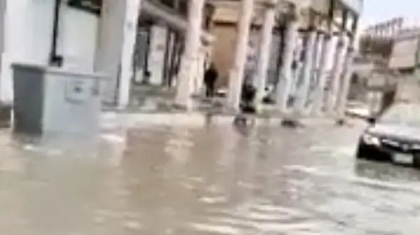 فیلم ماشین سواری خوزستانی ها وسط سیل / شب گذشته رخ داد