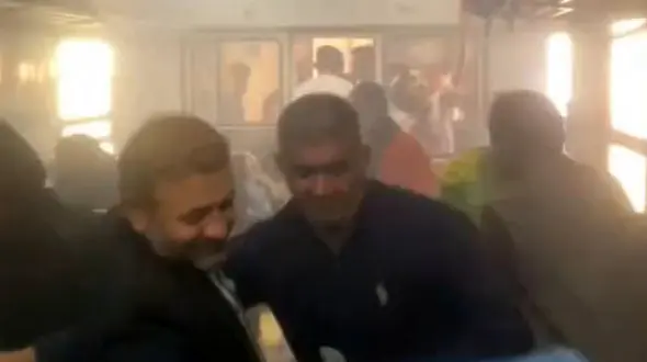 فیلم / آتش‌سوزی در قطار مسافری به دلیل نقص در سیم‌کشی برق !