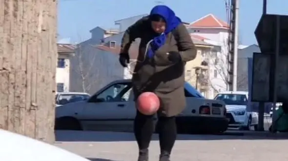 فیلم  مهارت زن رشتی در روپایی زدن با توپ ! / هوش از سرتان می پرد !