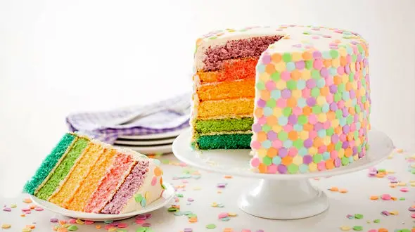 کیک تولد در مدل های لایه لایه رنگی / عکس