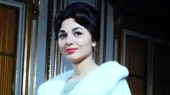 عکس سفر در زمان /  فرح دیبا در حال آبگوشت خوری کنار آنتونی کویین  / سال 1350