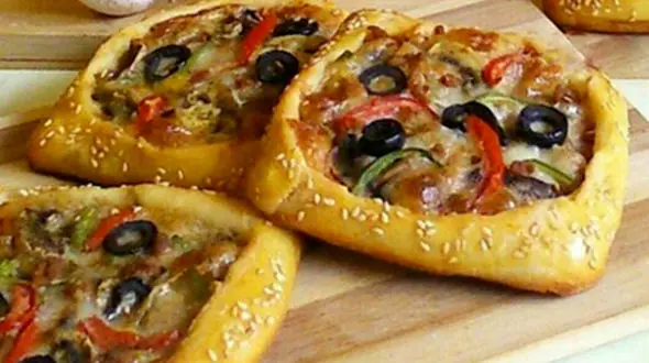 طرز تهیه پیتزا پیراشکی گیاهی در خانه 