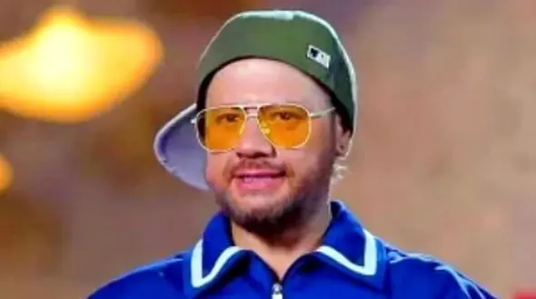 نگاهی به تیپ منحصر به فرد علی صادقی در نمایشگاه خودرو +فیلم