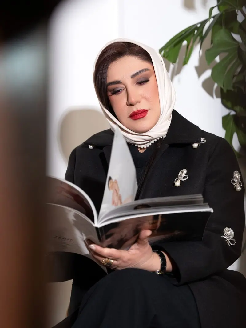 نسیم ادبی با پالتو فوتر