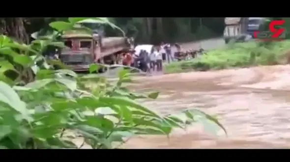 بلعیده شدن کامیون توسط رودخانه خروشان + فیلم 