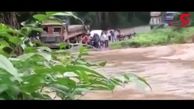 بلعیده شدن کامیون توسط رودخانه خروشان + فیلم 