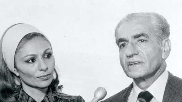 عکس سفر به ایام قدیم / چنگ انداختن فرحناز پهلوی بر دماغ  محمدرضا پهلوی و قهقهه های فرح دیبا