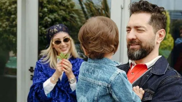 فیلم/ رونمایی از چهره پسر بازیگر مشهور + گفت و گوی بانمک ایرج طهماسب با پسر بهرام رادان و مینا مختاری 