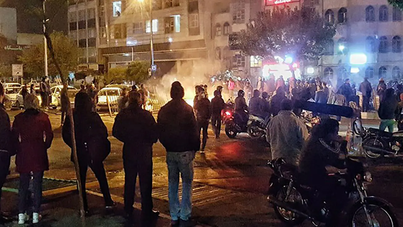 فیلم لحظه به لحظه 3 دختر بی حجاب برای  آغاز ناآرامی ها ! / دوربین های شهر ثبت کردند !