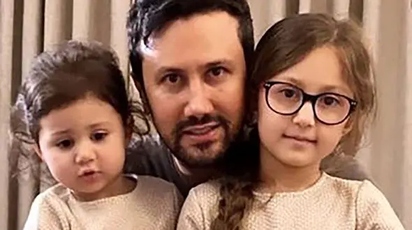 دختران آقای بازیگر در کنار درخت کریسمس+ عکس 