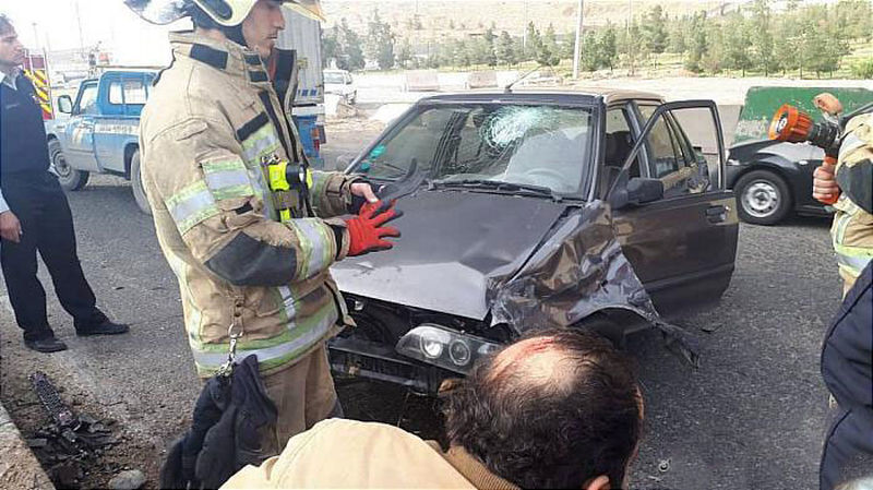 برخورد پراید با گاردریل حادثه آفرید 