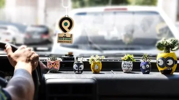 خلاقیت جذاب و هوشمندانه راننده اسنپ برای فروش صنایع دستی زیبایش داخل ماشین