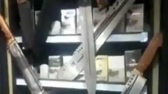 پلیس کجاست ؟ / مغازه ای پر از وافور و قمه و قداره + فیلم