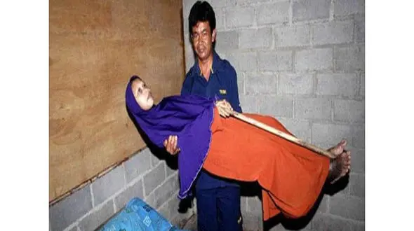 بدن این زن چوبی مثل یک مجسمه خشک است+عکس