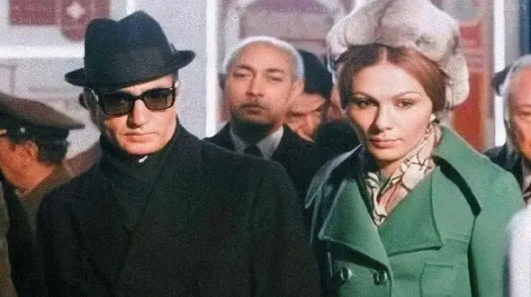 عکس/ سفر به ایام قدیم سال 1329؛ فرح درحال عکاسی با لباس فاخر پلنگی و نگاه محمدرضا پهلوی!