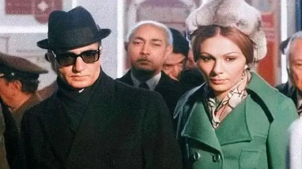 عکس/ سفر به ایام قدیم سال 1329؛ فرح درحال عکاسی با لباس فاخر پلنگی و نگاه محمدرضا پهلوی!