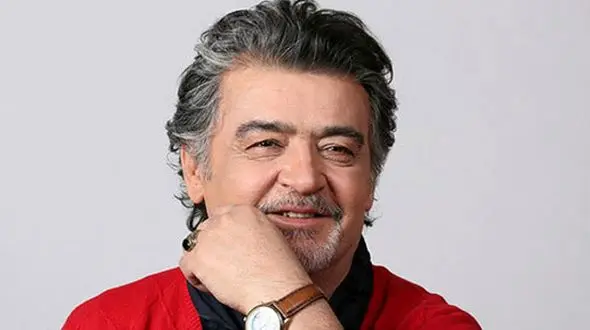 رضا رویگری: خدا خواسته من خوشتیپ شدم؛ دستمال گردن دوست دارم چندتاش سر صحنه گم شد، یکیش رو چند سال بعد گردن کارگردان دیدم + ویدئو