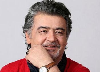 رضا رویگری: خدا خواسته من خوشتیپ شدم؛ دستمال گردن دوست دارم چندتاش سر صحنه گم شد، یکیش رو چند سال بعد گردن کارگردان دیدم + ویدئو