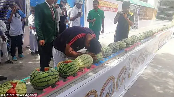 شکستن ۵۱ هندوانه با سر و ثبت رکورد جهانی + عکس
