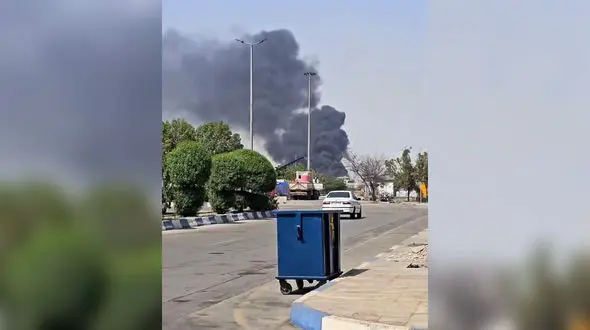 فیلم آتش سوزی در انبار ضایعات اطراف بندر شهید رجایی ! / آسمان سیاه شد + جزییات