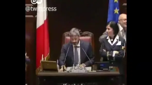  فیلم لحظه خواستگاری نماینده مجلس ایتالیا از دختر مورد علاقه خود